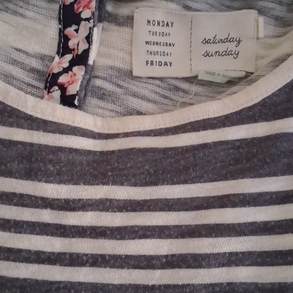 Gray and white Blouse - Picture 2 of 6
